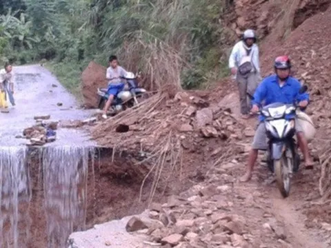 Mưa lũ 'nuốt chửng' nhiều tuyến đường ở Tây Bắc, gây thiệt hại nặng