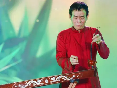 Chuyện yêu cây đàn bầu như sinh mệnh, ôm đi ngủ của NSND Hoàng Anh Tú