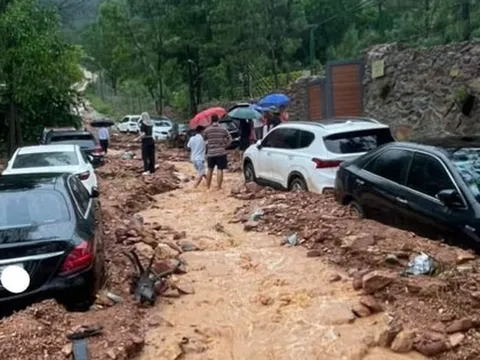Xôn xao thông tin sạt lở, xe ôtô "chôn chân" ở nơi có nhiều vi phạm trật tự xây dựng