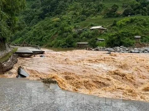 Gần 100 điểm sạt lở, 3 vị trí mất đường do mưa lũ trên Quốc lộ 32 qua Yên Bái