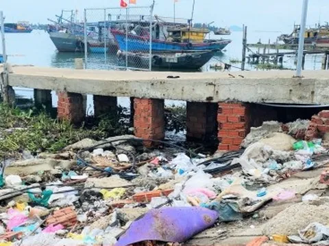 Rác thải bủa vây cảng cá An Lương ở Quảng Nam