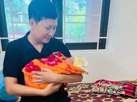 Xót xa bé trai 3kg bị bỏ rơi trước cửa phòng khám