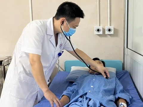 Người đàn ông bị suy gan, tổn thương thận sau chuyến đi tắm thác