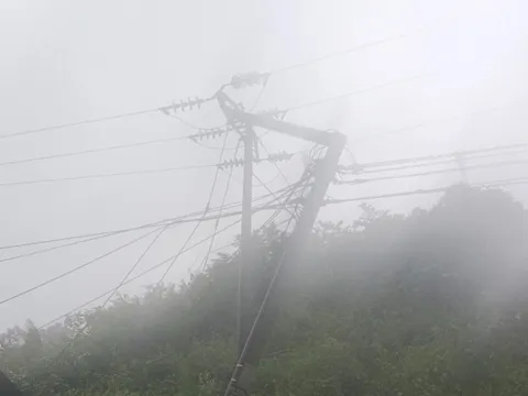 Mưa lũ gây gián đoạn cấp điện một số địa phương miền núi phía bắc, nhiều hồ thủy điện phải xả tràn