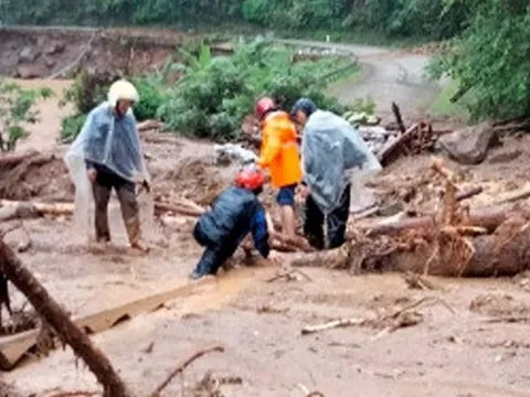 Mưa lũ làm tê liệt đoạn quốc lộ 32 qua Mù Cang Chải trong nhiều ngày
