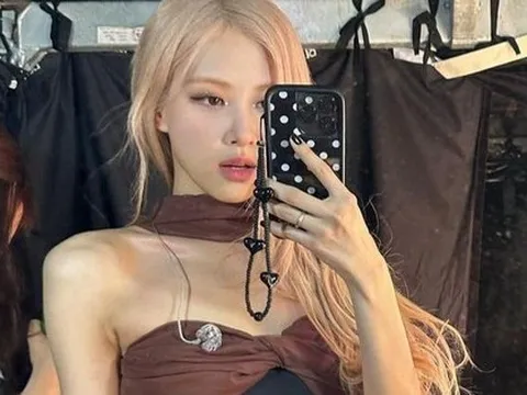 Bức ảnh áo tắm của Rosé (BlackPink) gây bão mạng