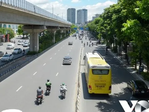 Tháo một phần dải phân cách cứng làn đường Nguyễn Trãi