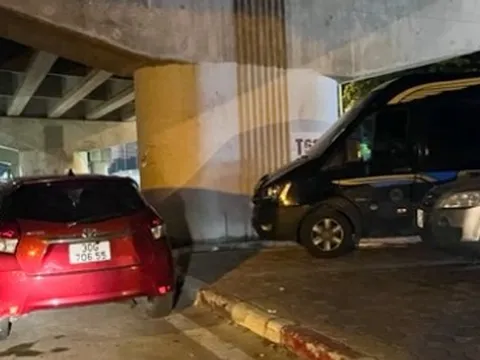 Cầu vòm sắt hồ Linh Đàm biến thành bãi đỗ xe