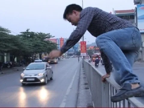 Trèo dải phân cách để qua đường có bị xử phạt không?