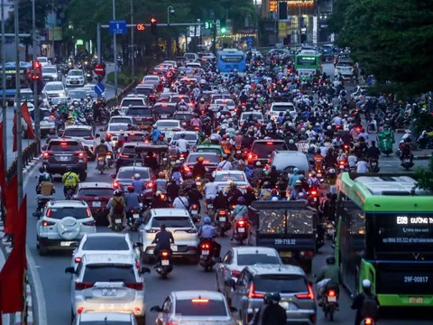 Đông ‘nghẹt thở’, người dân cố nhích từng bước rời Hà Nội trước kỳ nghỉ lễ 30/4