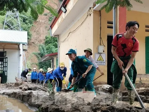 Tất bật dọn dẹp nhà cửa ở xã bị chia cắt do lũ