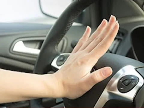 Bầm còi xe vào ban đêm có bị phạt không?