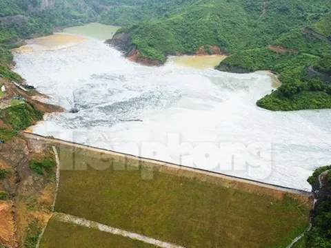 Vỡ ống cống hồ thải quặng: Tạm dừng hoạt động, khuyến cáo người dân không sử dụng nước trực tiếp