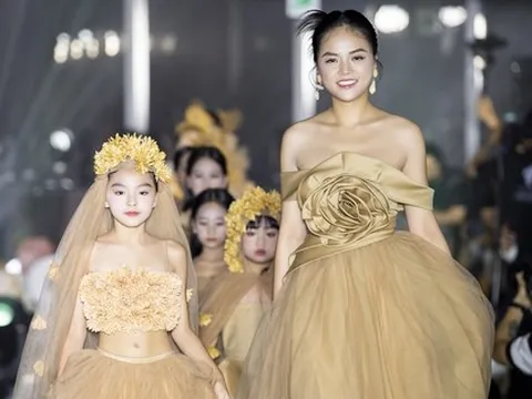 Mẫu nhí Cát Tường sánh đôi cùng diễn viên Thu Quỳnh, trở thành "cặp bài trùng" ăn ý trên sàn diễn