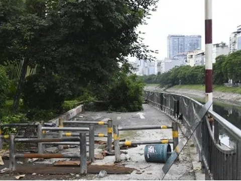 Đường đi bộ gần 65 tỷ đồng ở Hà Nội hoang tàn và ngập rác thải