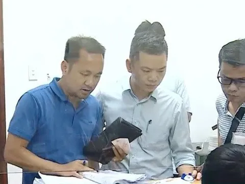 Người dân đổ xô đi đổi biển số xe