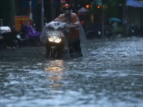 Mưa lớn giữa trưa, nhiều đường phố ở Hà Nội ngập sâu trong nước