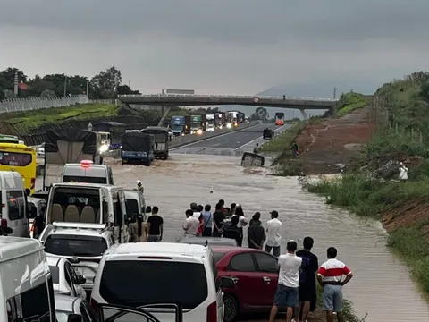 Kiểm tra nguyên nhân gây ngập lụt tại đường cao tốc Phan Thiết - Dầu Giây