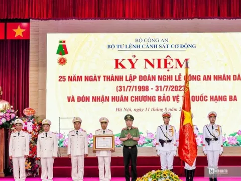 Đoàn Nghi lễ CAND đón nhận Huân chương bảo vệ Tổ quốc hạng Ba