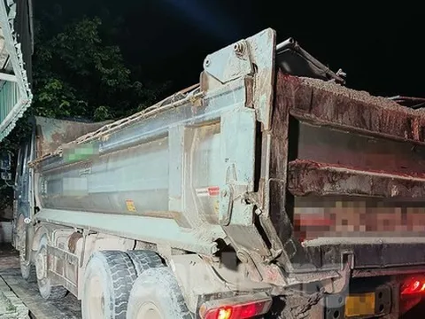 Theo chân cảnh sát ‘đánh trận’ đêm với ‘chim mồi’, xe quá tải ở Hà Nội