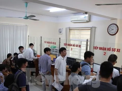 Người dân xếp hàng sang tên ô tô trước ngày bắt đầu định danh biển số