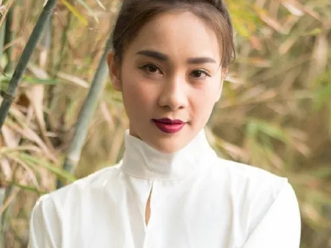 Nữ ca sĩ xinh đẹp phát hiện camera giấu kín trong phòng tắm khách sạn