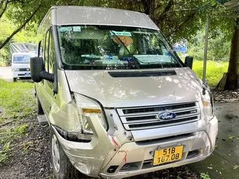 Lâm Đồng: Điều tra nguyên nhân tài xế tử vong trong xe ô tô 16 chỗ