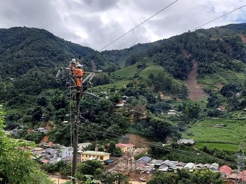 Cấp điện trở lại cho khách hàng bị ảnh hưởng mưa lũ tại Mù Cang Chải