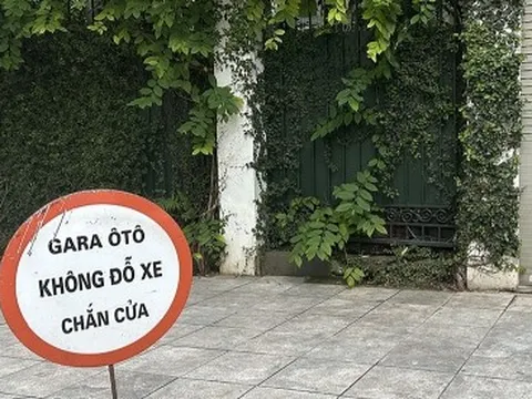 Đặt biển cấm xe dừng đỗ trước cửa, biến vỉa hè lòng đường thành của riêng