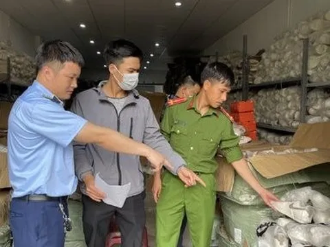 Buôn bán giày dép “nhái”, chủ cửa hàng bị khởi tố