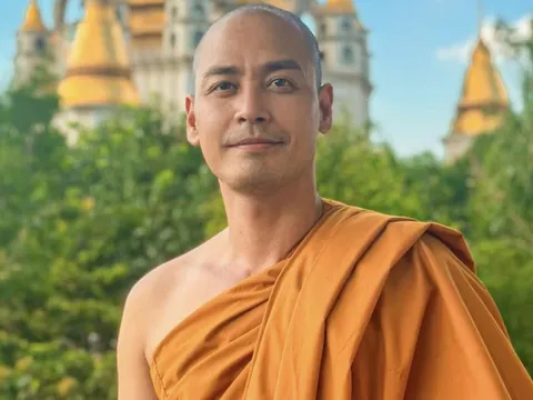 Con MC Phan Anh khóc khi biết bố cạo đầu đi tu