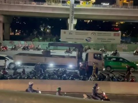 CLIP: Công an chặn nhóm gần trăm người đi xe máy tụ tập ở cầu Sài Gòn