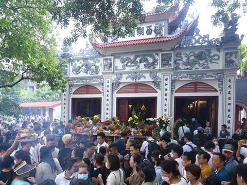 Phủ Tây Hồ đông nghẹt trong ngày đầu tiên của tháng 'cô hồn'