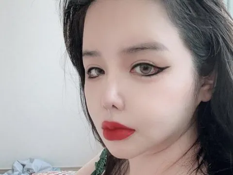 Park Bom (2NE1) gây xôn xao với ngoại hình lạ