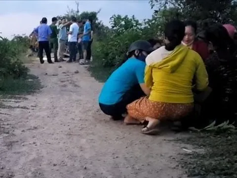 Huế: Vợ khóc nghẹn khi nhìn thấy thi thể chồng nằm dưới gầm xe taxi