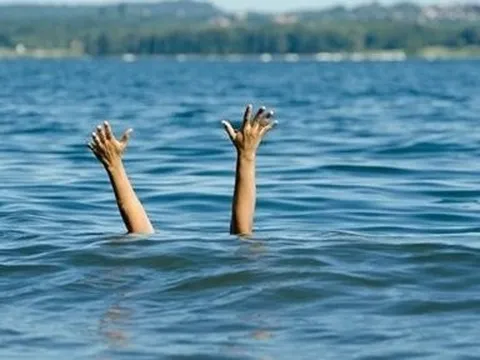Trưởng phòng nội vụ đuối nước tử vong khi đi tắm sông cùng vợ con