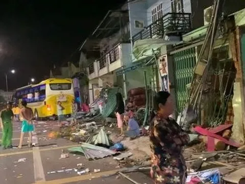 Bình Thuận: Xe khách tông vào 9 nhà dân và 1 ôtô con trong lề đường