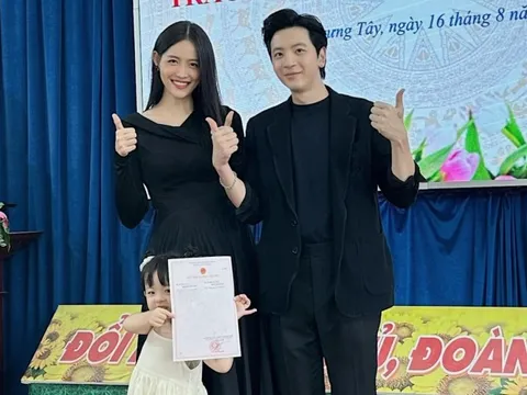 Trương Mỹ Nhân và Phí Ngọc Hưng nhận giấy đăng ký kết hôn, chính thức nên duyên vợ chồng