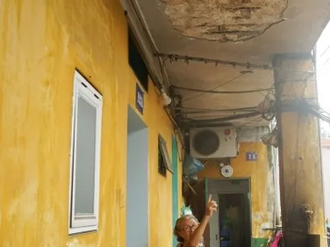 Chung cư hơn 40 năm xuống cấp, dân vừa ở vừa lo bê tông rơi trúng đầu
