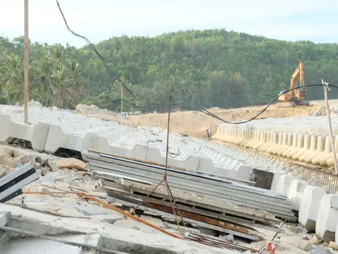 Quảng Ngãi đẩy nhanh tiến độ công trình kè chống sạt lở bờ sông, bờ biển