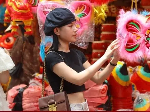 Giới trẻ Hà thành nô nức đến phố Hàng Mã check-in trước thềm Tết Trung thu