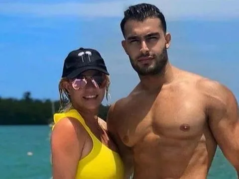 Chồng kém 13 tuổi bỏ Britney Spears: Chuyện tình cổ tích giữa đời thực chấm hết