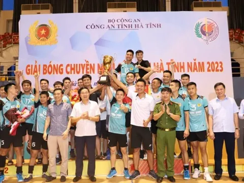 Khán giả kín sân cổ vũ giải bóng chuyền Công an Hà Tĩnh