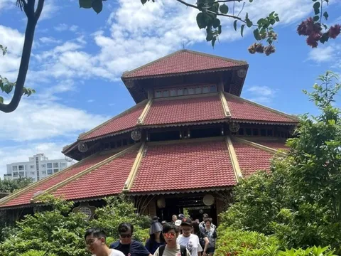 Khánh Hòa tiếp tục đón khách tàu biển quốc tế đến tham quan