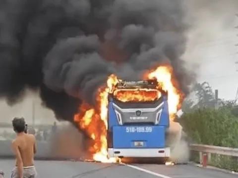 Xe khách giường nằm bốc cháy dữ dội trên cao tốc Phan Thiết - Dầu Giây