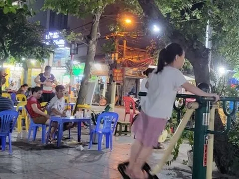 Hàng quán quây kín khu vực hồ Phú Diễn (Hà Nội), trẻ em mất chỗ vui chơi