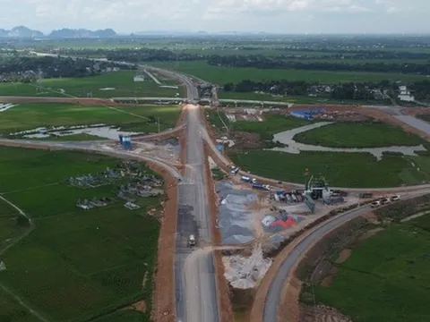 Ngổn ngang cao tốc Quốc lộ 45 - Nghi Sơn trước ngày thông xe