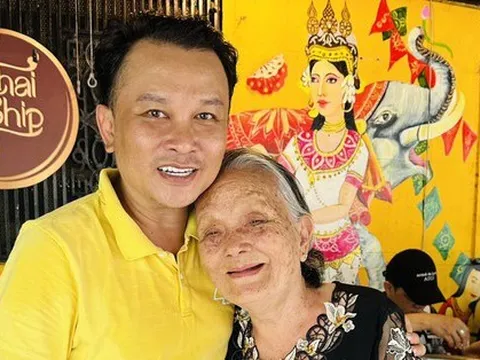 Mẹ NSƯT Hữu Quốc 85 tuổi vẫn theo con đi làm việc đặc biệt này trong mùa Vu Lan