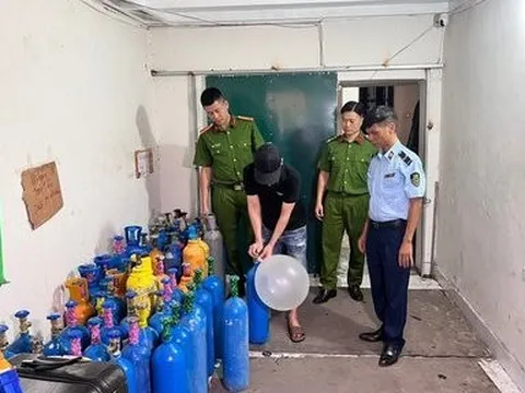 Hà Nội: Triệt phá kho “khí cười” tại quận Đống Đa