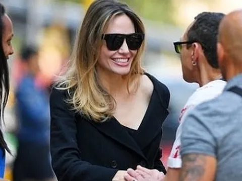 "Báu vật nhan sắc" Angelina Jolie thanh lịch và quyến rũ ở tuổi U50